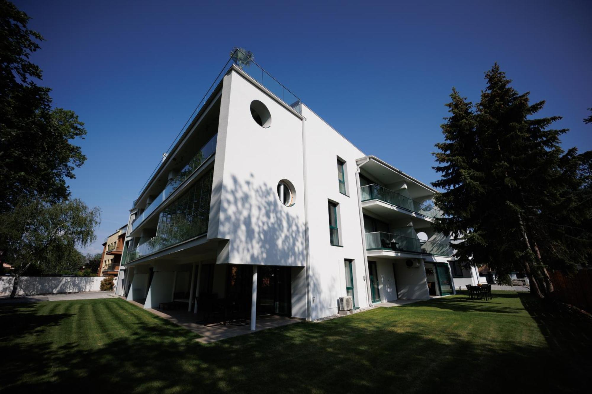 Villa Bauhaus Labi Garden Wellness Apartman Шіофок Екстер'єр фото