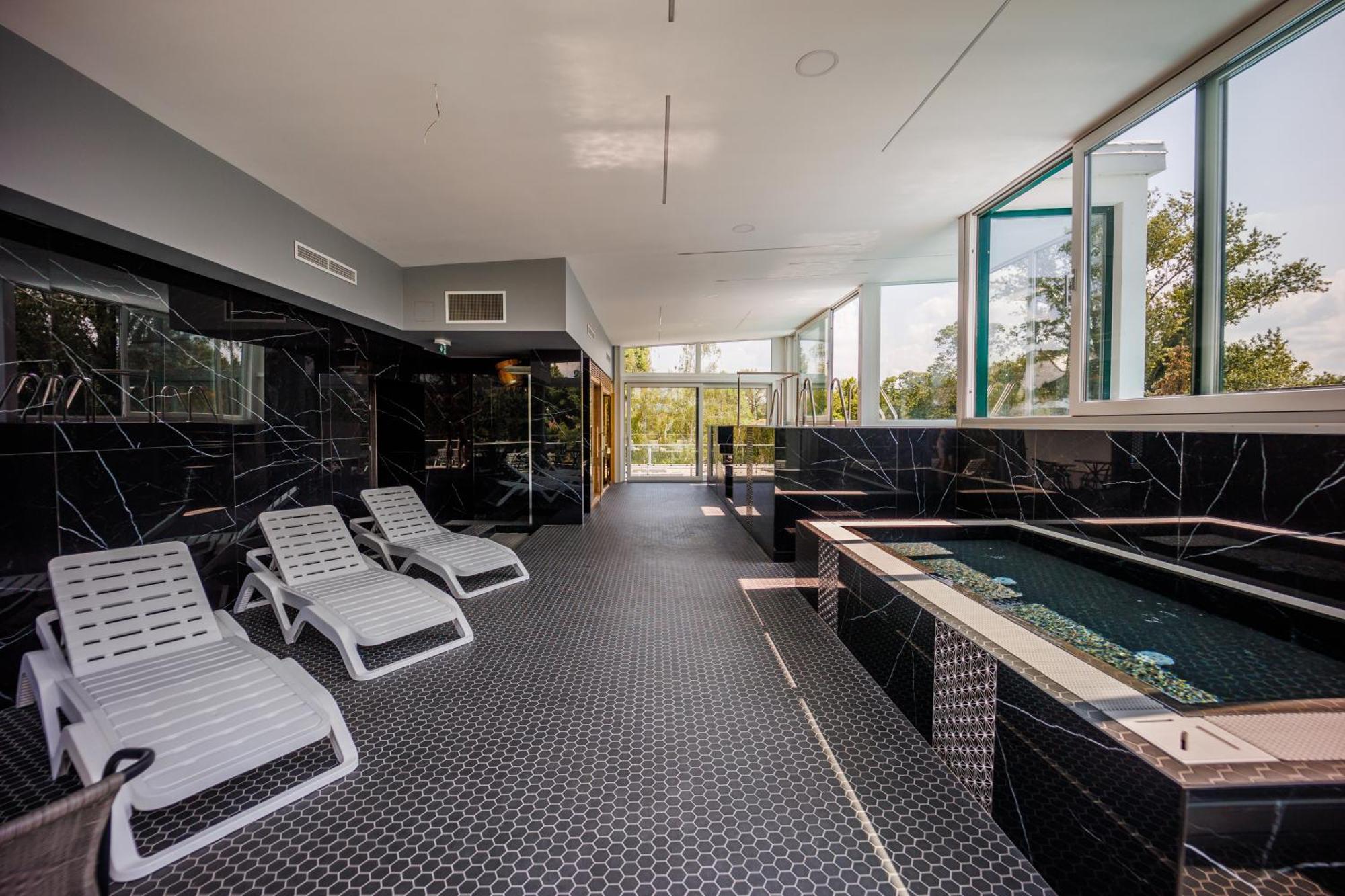 Villa Bauhaus Labi Garden Wellness Apartman Шіофок Екстер'єр фото